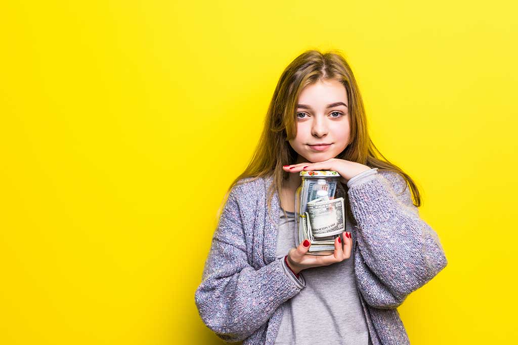 portrait teen brunette girl with cuppingglass money isolated pot with money teenage hands | Technea.gr - Χρήσιμα νέα τεχνολογίας